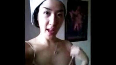 Köhnə Osurma Qaynar Göt Yeniyetmənin Şirəli Nipplesini dişləyir